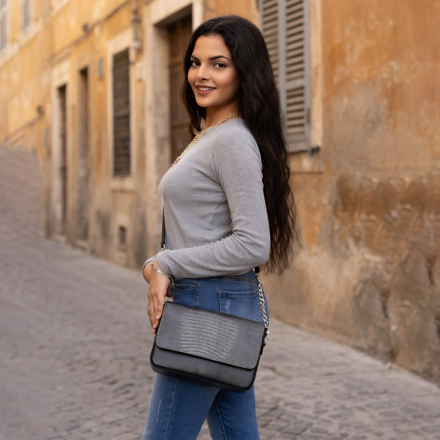 Aizo Avena Chain Purse