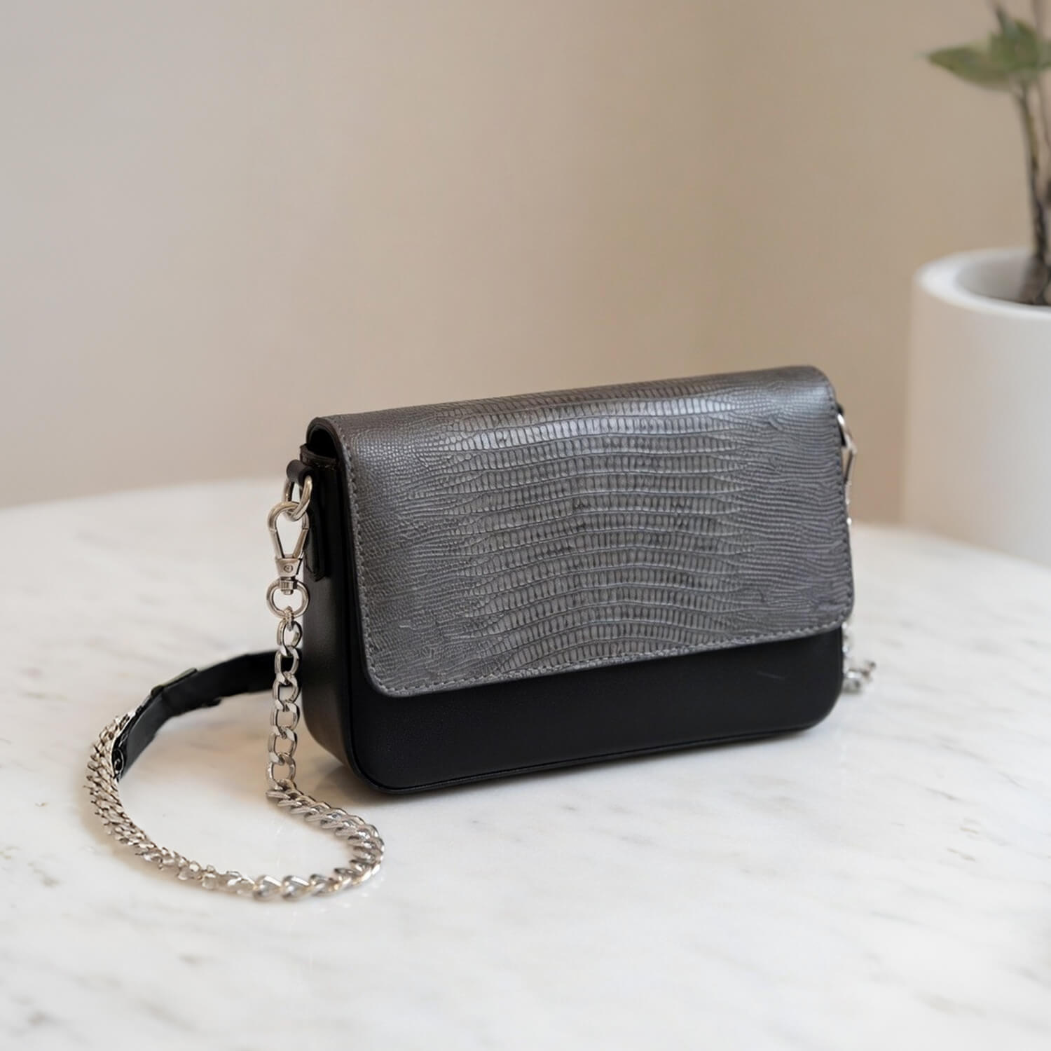 Aizo Avena Chain Purse - Image 4